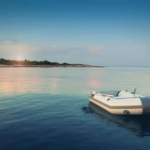 Mali brz brod u tirkiznom moru Kvarnerskog zaljeva