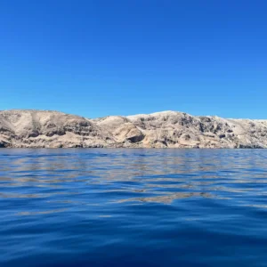 Pogled na Goli otok s okolnim tirkiznim morem