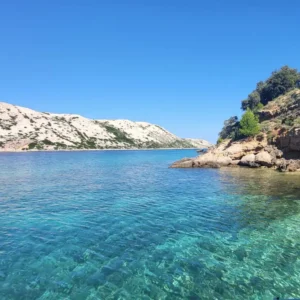 Pogled na Goli otok i okolno tirkizno more s brodskih tura Kvarner Adventures