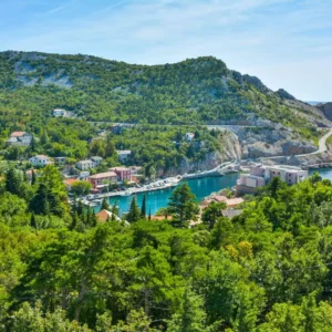 Pogled na mirno primorsko naselje Jablanac uz obalu Jadrana