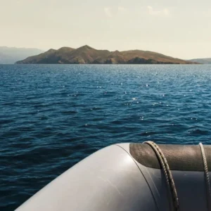 Brodski izlet plavim morem s pogledom na otok u daljini - Kvarner Adventures