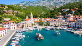 Pogled na primorski gradić Jablanac ispod Velebita