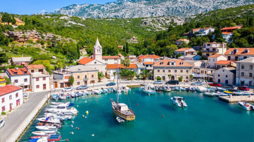 Pogled na primorski gradić Jablanac ispod Velebita