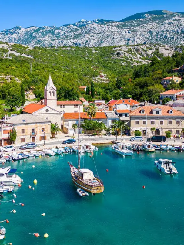Pogled na primorski gradić Jablanac ispod Velebita
