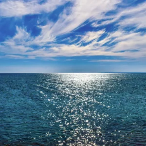 Morska pučina Kvarnerskog zaljeva pod plavim nebom