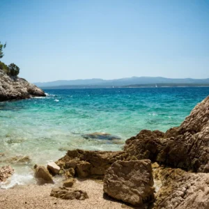 Prirodna plaža na Kvarneru uz tirkizno more i stijene