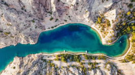 Uvala Zavratnica s kristalno čistim morem i stijenama