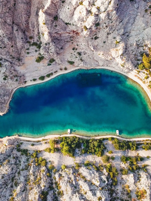 Uvala Zavratnica s kristalno čistim morem i stijenama