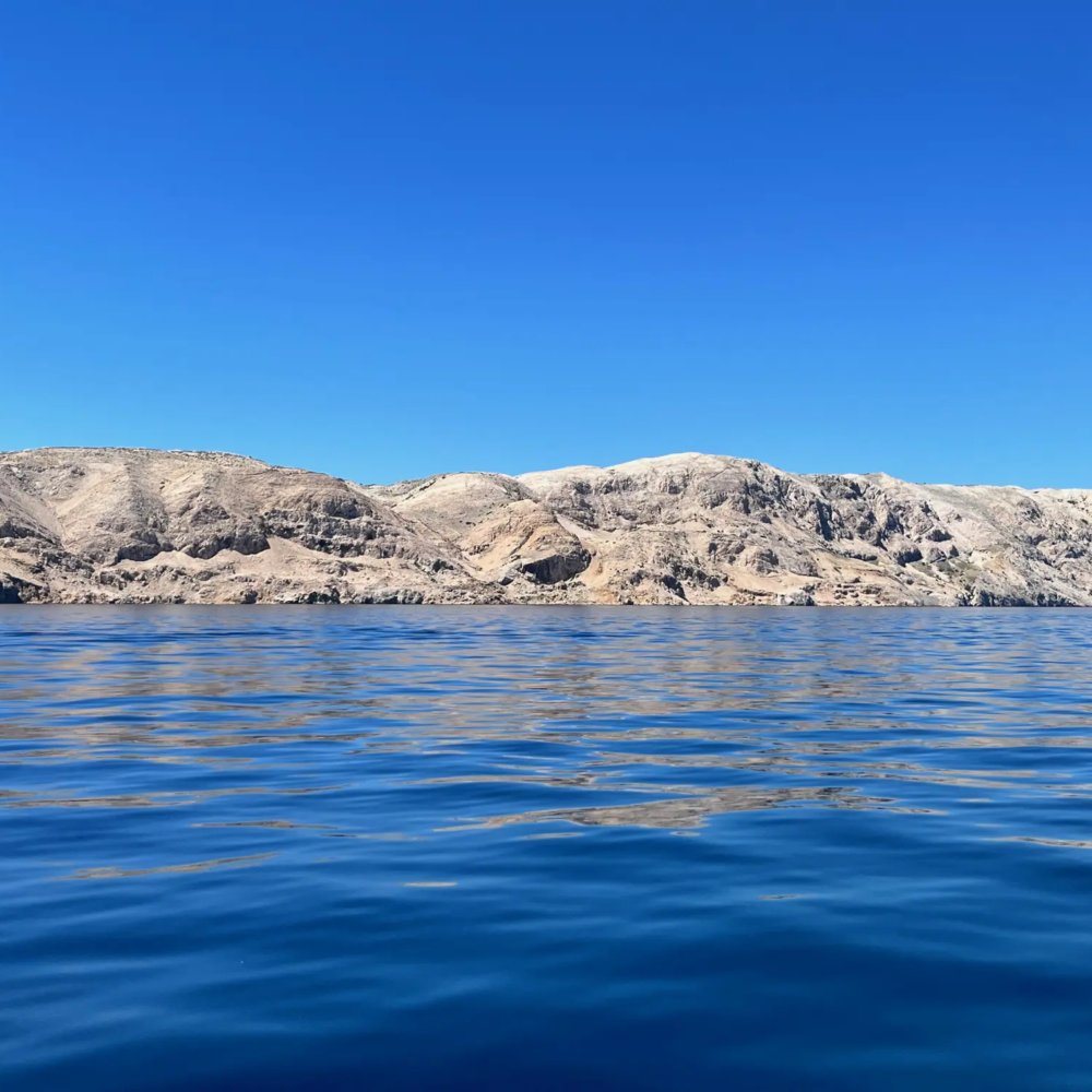 Otok Pag – poznat po jedinstvenim kamenitim pejzažima, pješčanim plažama i kulturnim znamenitostima, idealna destinacija za odmor.