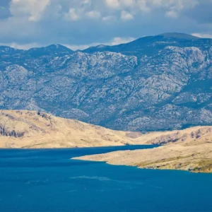 Panoramski pogled na otok Pag i planinski masiv Velebita iz Kvarnera