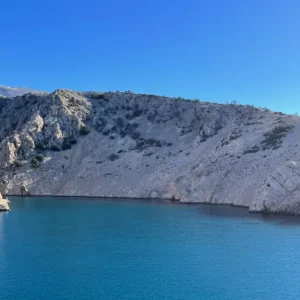 Kristalno čista voda u uvali Zavratnica okružena strmim liticama